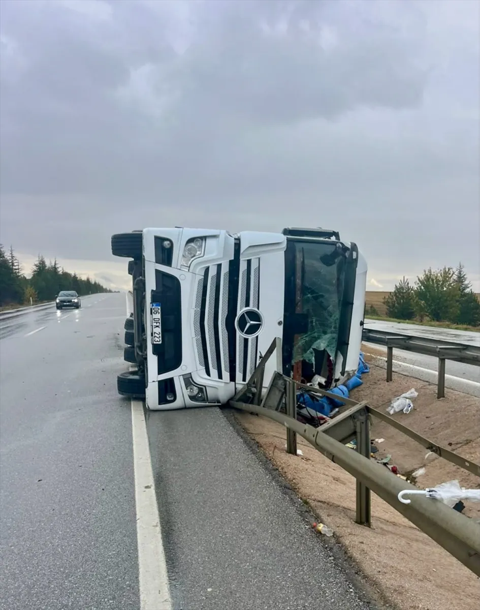 Eskişehir Sivrihisar'da tır drenaj kanalına devrildi: 1 yaralı