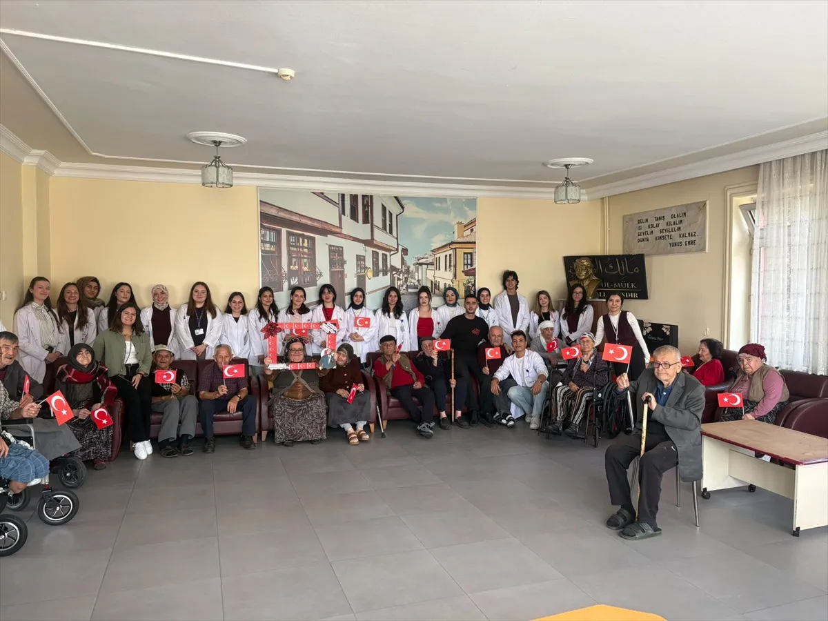 Eskişehir'de Cumhuriyet Bayramı coşkusu huzurevi ve çocuk evlerinde yaşandı