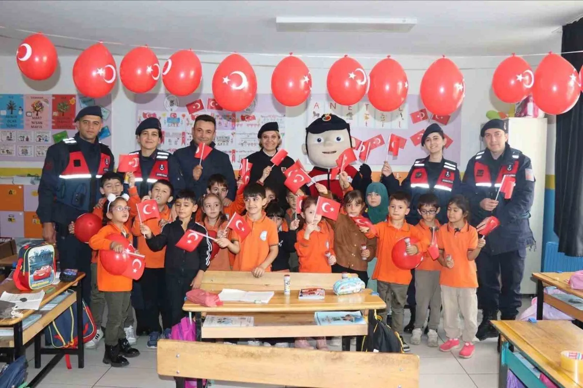 Eskişehir'de jandarma ekipleri 29 Ekim coşkusunu öğrencilerle paylaştı