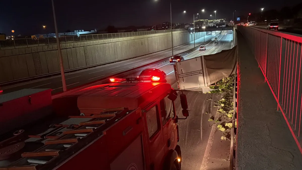 Eskişehir'de marul yüklü kamyonet alt geçitte devrildi