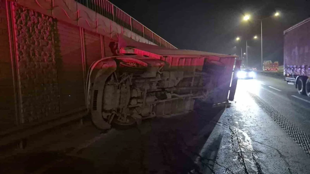Eskişehir'de marul yüklü kamyonet yan yattı: Yola saçılan ürünler toplandı