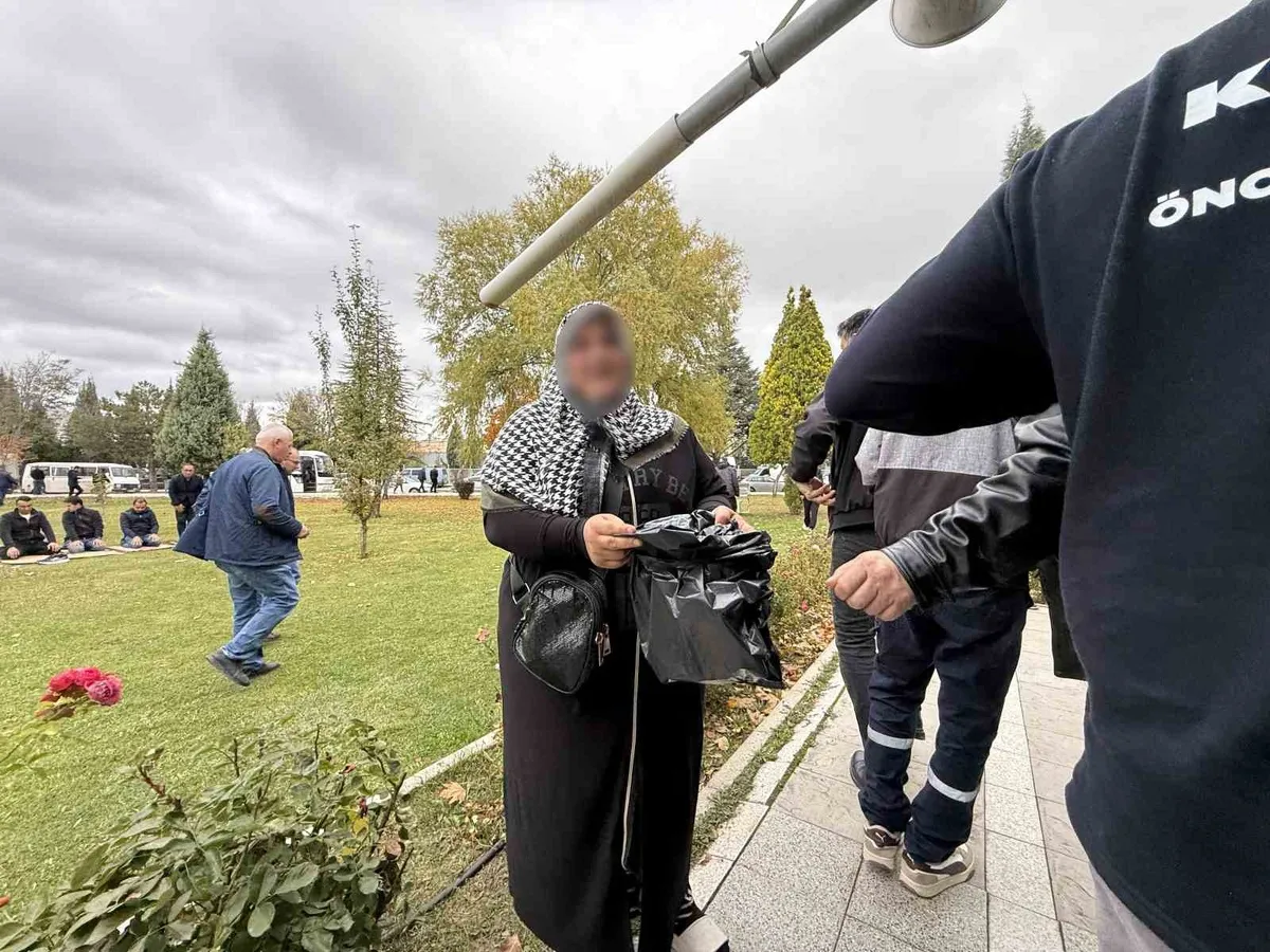 Eskişehir'deki cami çıkışında siyah çöp poşetiyle dilenen kadın şaşırttı
