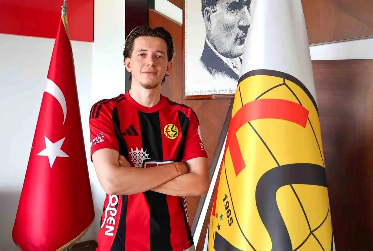 Eskişehirspor ile Iğdır FK arasındaki kupa mücadelesinde kazanan Kerem Baykuş