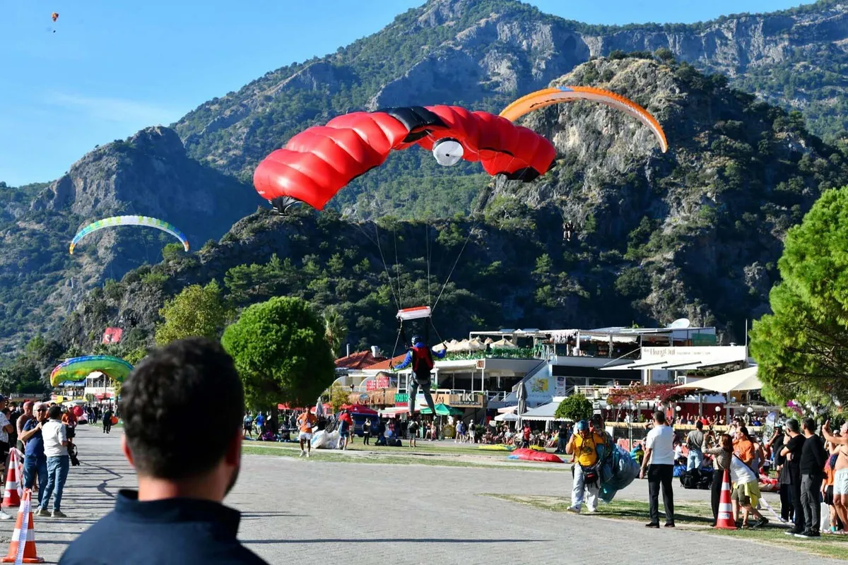 Fethiye'de 26. Uluslararası Ölüdeniz Hava Oyunları Festivali başladı