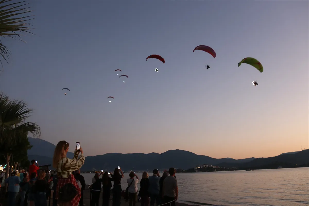 Fethiye'de düzenlenen hava oyunları festivalinde ışıklı paramotor gösterisi