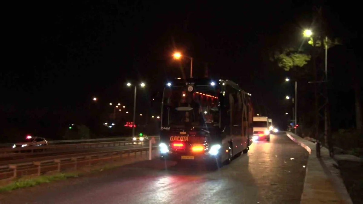 Galatasaray derbi galibiyeti sonrası Kemerburgaz tesislerine döndü