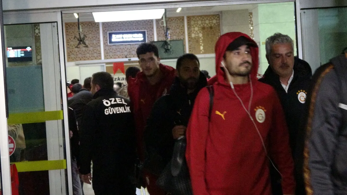 Galatasaray kafilesi Konyaspor maçı için Konya'ya ulaştı