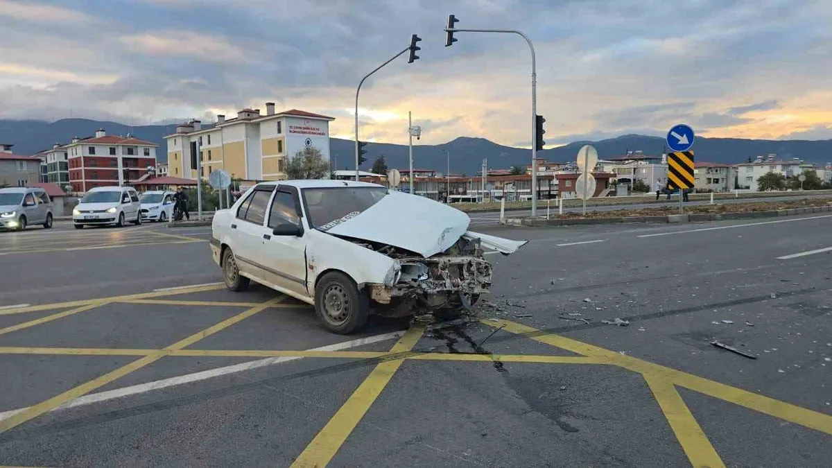 Gaziantep İslahiye'de iki otomobilin karıştığı trafik kazası ucuz atlatıldı