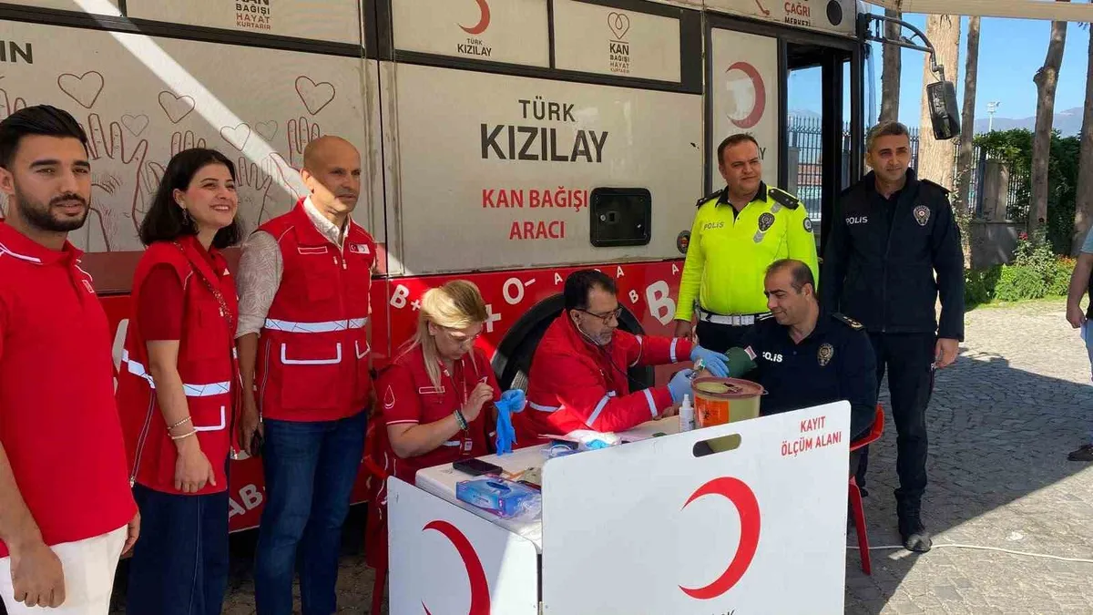 Gaziantep'in İslahiye ilçesinde emniyet teşkilatından Kızılay'a destek