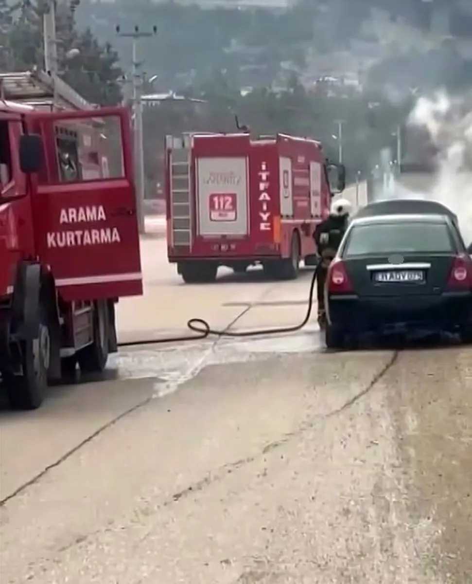 Gaziantep'in Nurdağı ilçesinde seyir halindeki otomobil alevlere teslim oldu