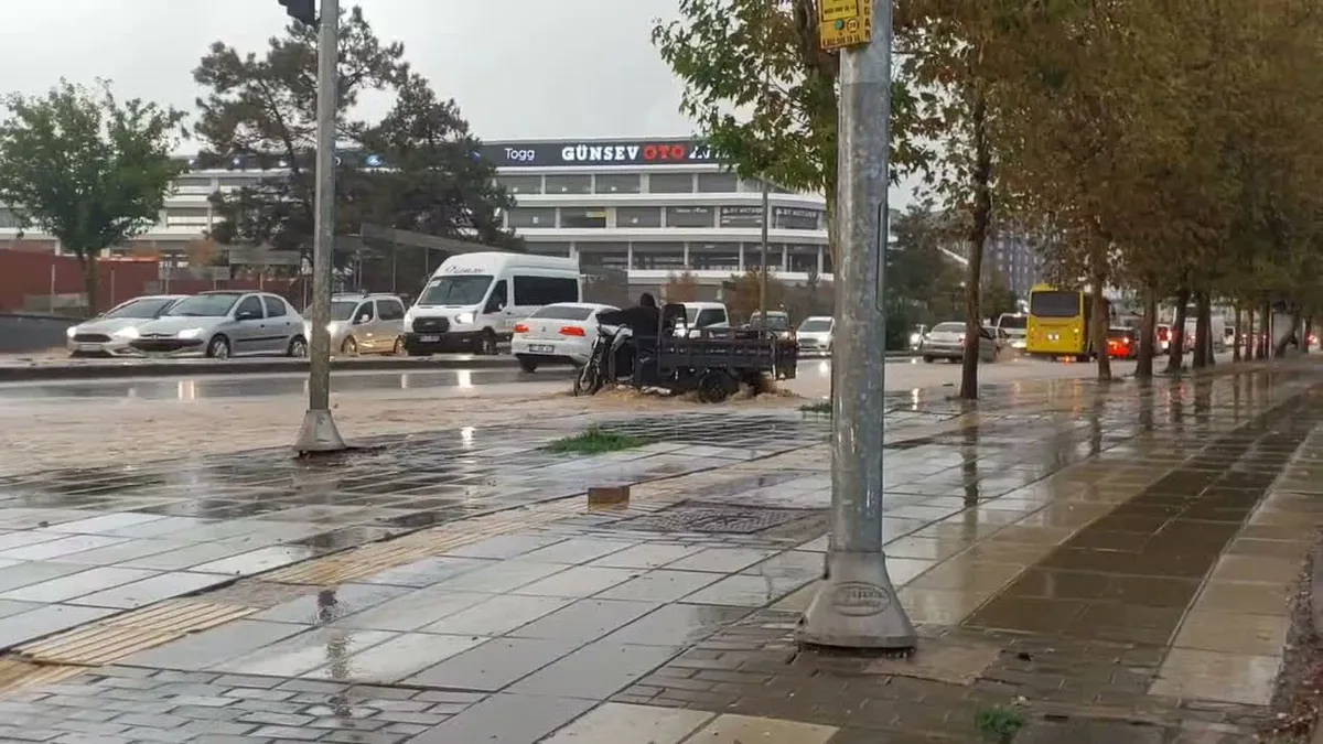 Gaziantep'te etkili olan sağanak yağış hayatı olumsuz yönde etkiledi
