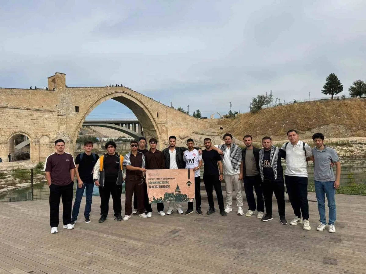 Gençlik ve Spor Bakanlığı kamplarına katılan gençler Hasankeyf'i keşfetti