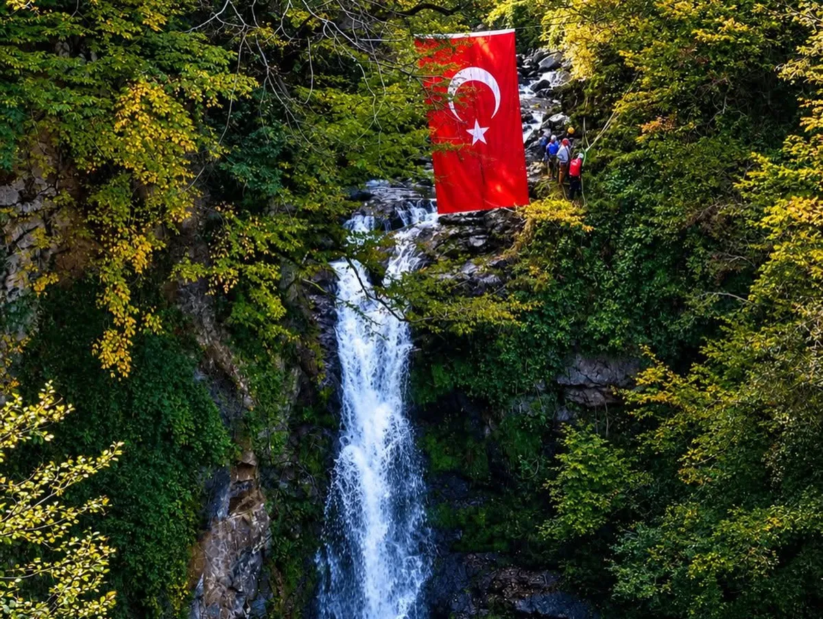 Giresun'da GİDOSK üyeleri Akkaya Şelalesi'nde Cumhuriyet coşkusunu yaşadı