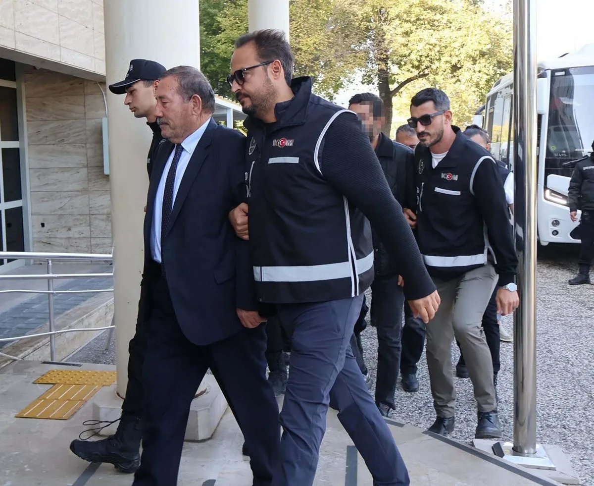 Görevden uzaklaştırılan Milas Belediye Başkanı Fevzi Topuz Burdur'a nakledildi