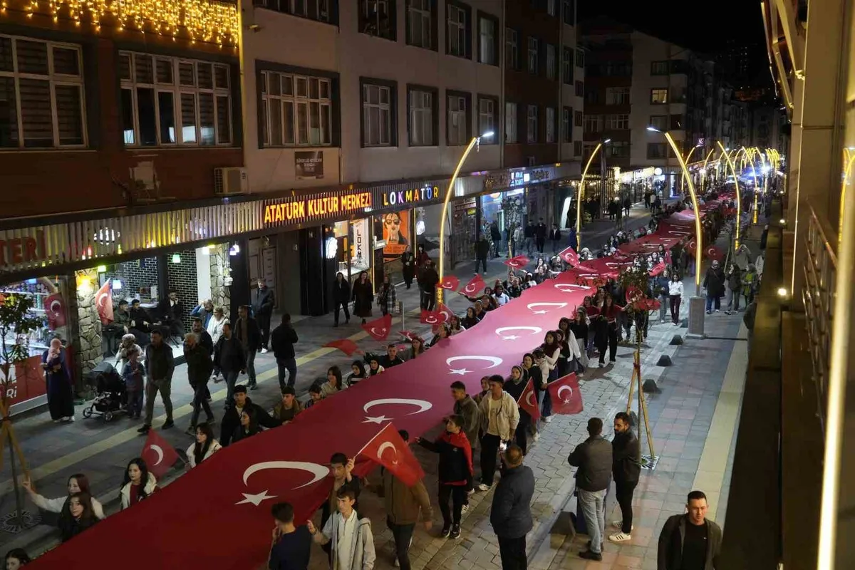 Gümüşhane'de Cumhuriyet'in 103. yılı 103 metrelik bayrakla kutlandı