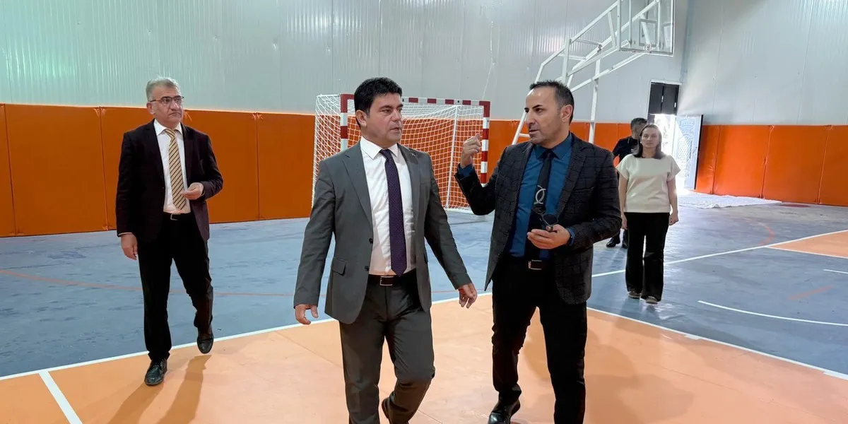 Hakkari Cumhuriyet İlk ve Ortaokulu öğrencileri yeni spor salonuna kavuştu