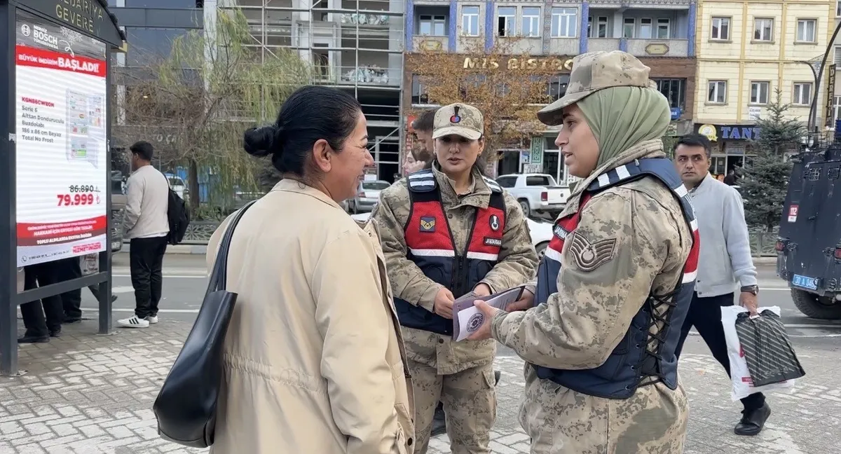 Hakkari Yüksekova'da kadınlara KADES uygulaması hakkında bilgilendirme yapıldı