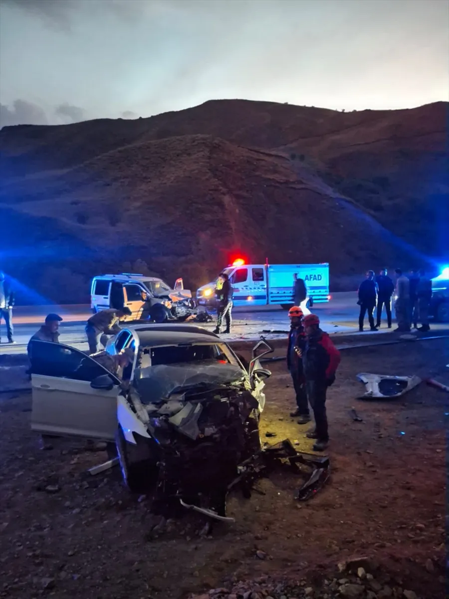 Hakkari Yüksekova'da trafik kazası: 1'i ağır olmak üzere 6 kişi yaralandı