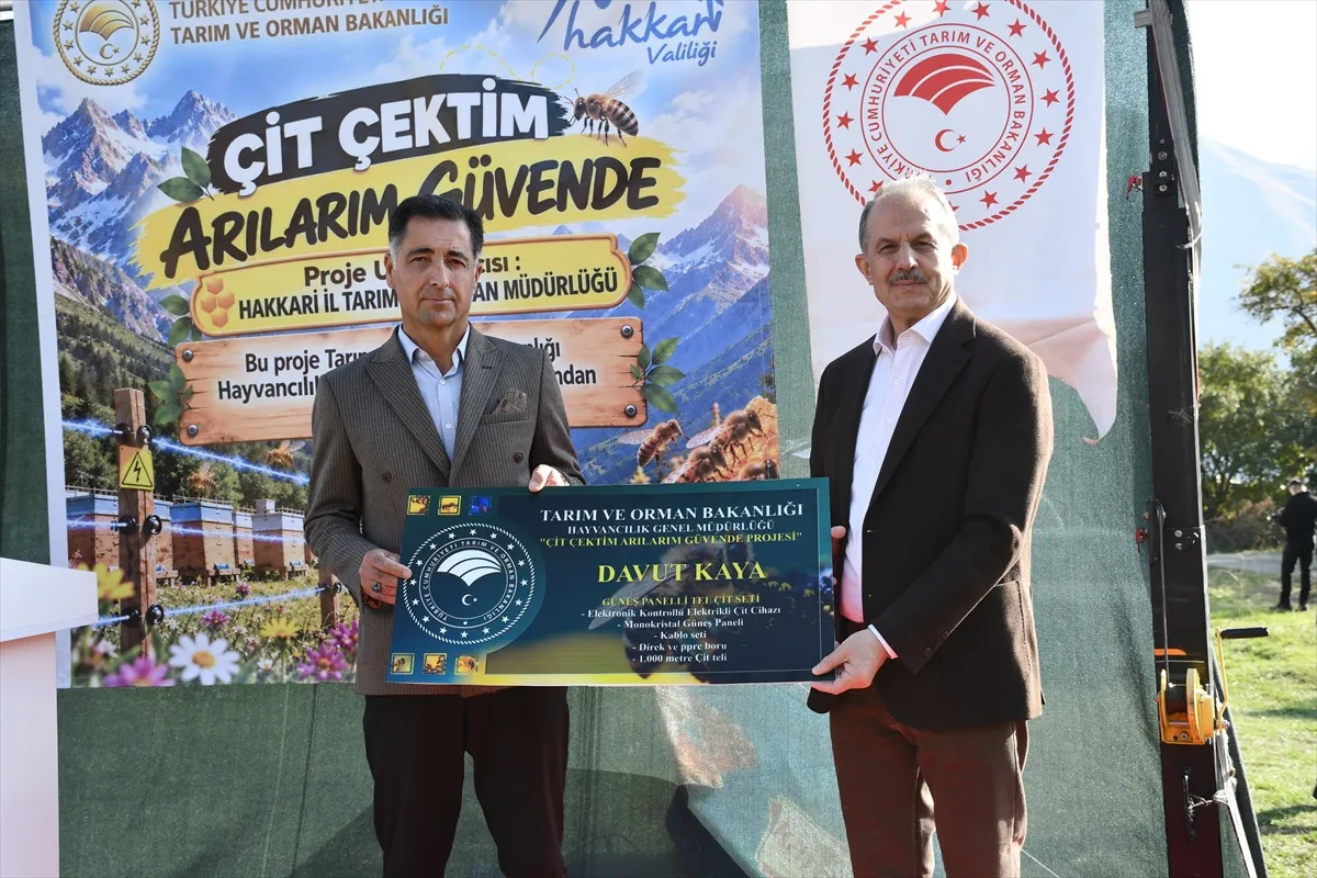 Hakkari'de arıcıların kovanlarını koruması için elektrikli tel çit dağıtıldı