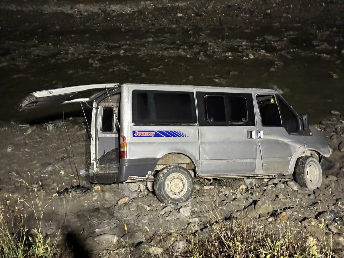 Hakkari'de düzensiz göçmenleri taşıyan minibüs şarampole devrildi: 24 yaralı