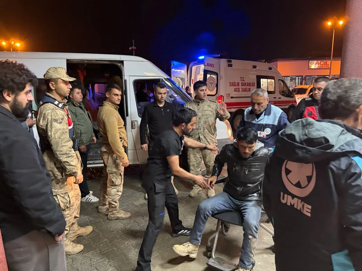 Hakkari'de jandarmadan kaçan minibüs dereye uçtu: 20 kişi yaralandı
