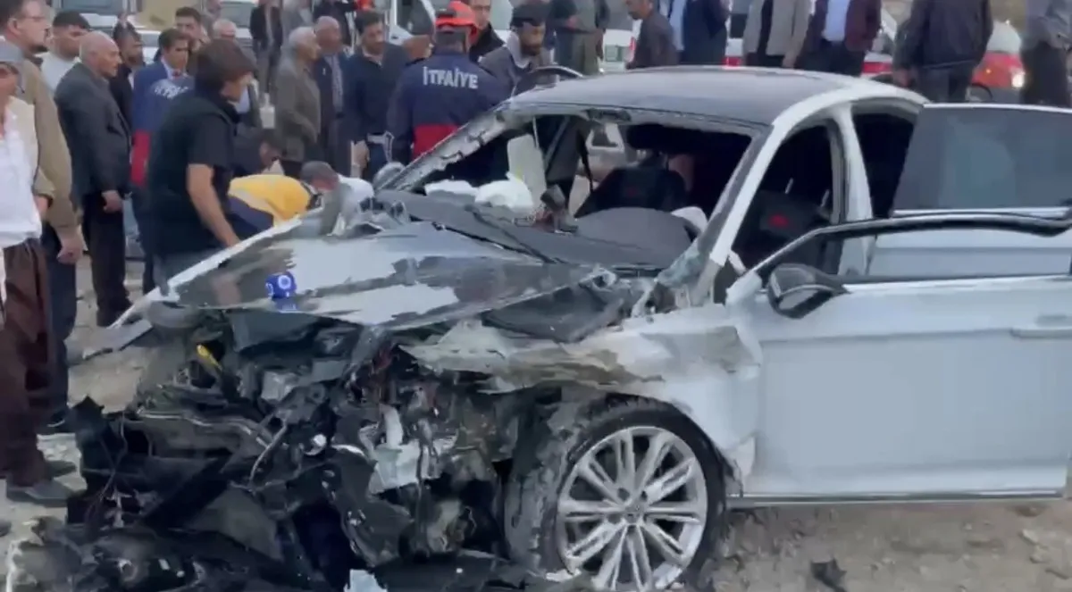 Hakkari'nin Yüksekova ilçesinde meydana gelen iki ayrı trafik kazası: 10 yaralı