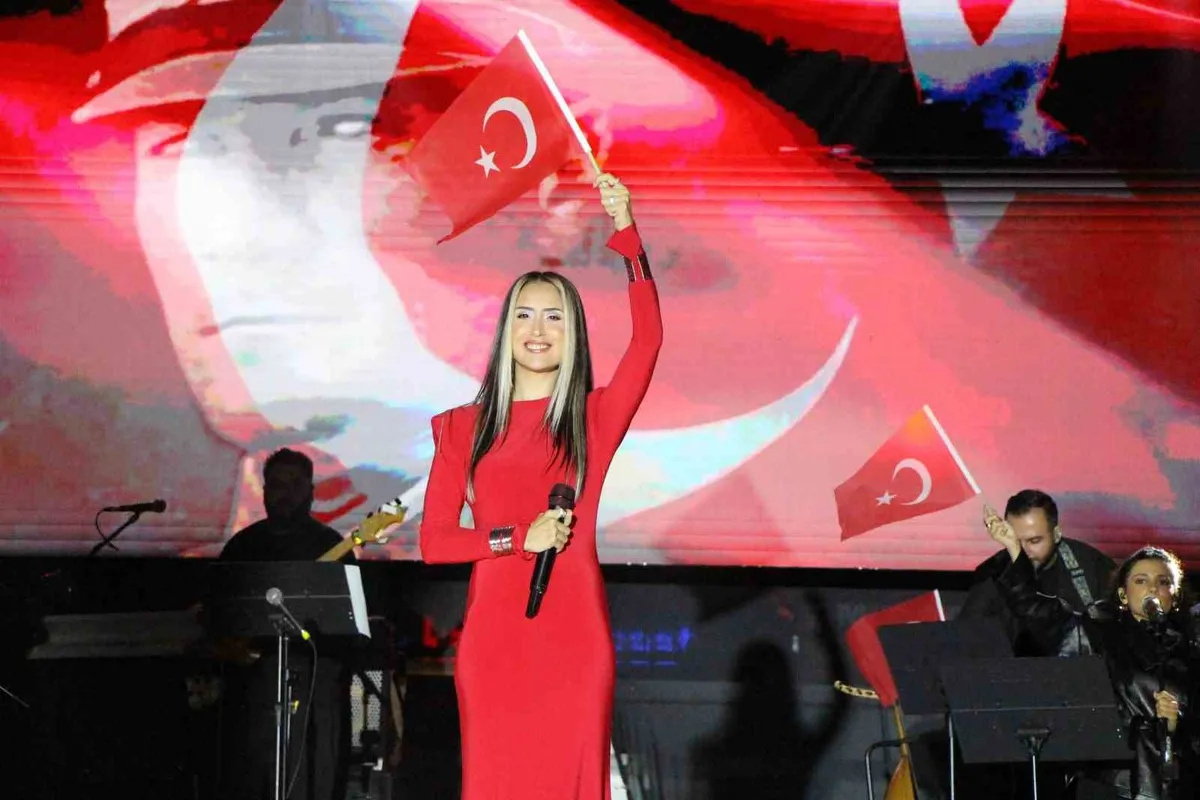 Hande Ünsal Amasya'da 29 Ekim coşkusunu İzmir Marşı ile yaşattı