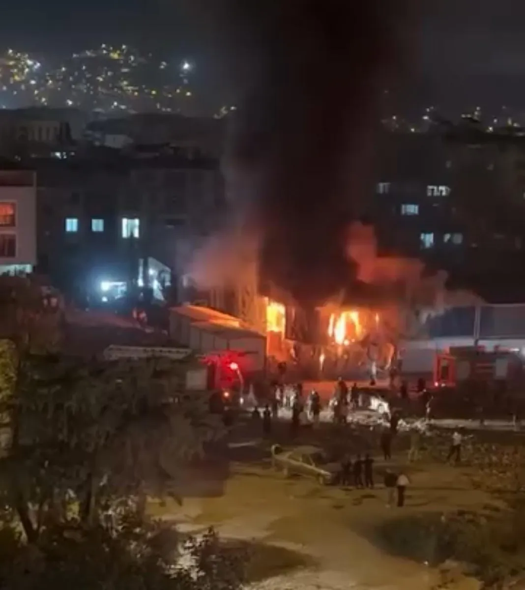 Hatay Defne'de işçi yatakhanesinde çıkan konteyner yangını söndürüldü