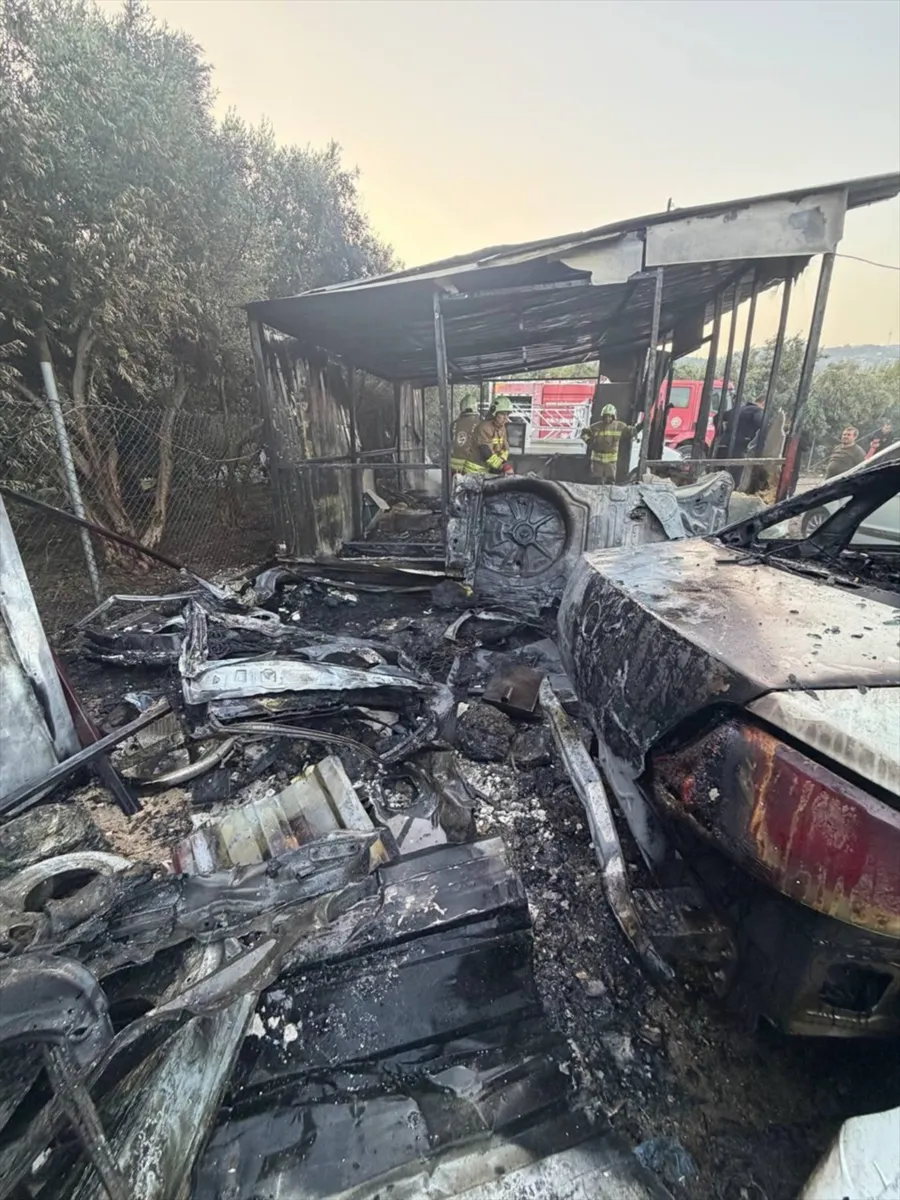 Hatay Samandağ'da oto galeri bahçesindeki yangın araçlara sıçradı