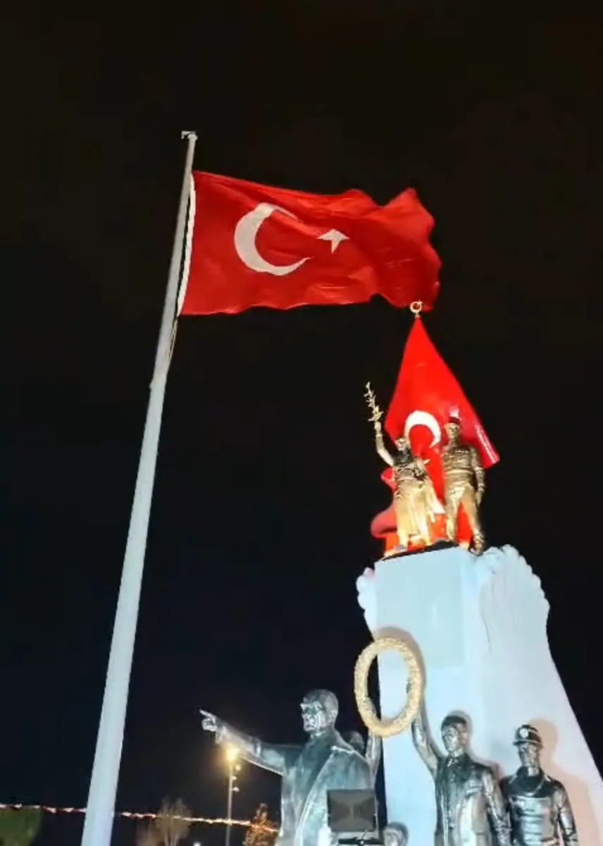 Hatay'da fırtına ve sağanak nedeniyle bayraklar geçici olarak indirildi