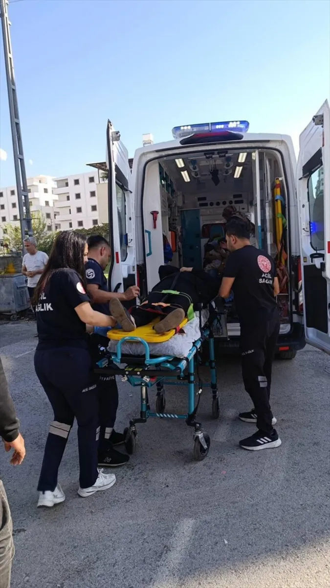 Hatay'ın Dörtyol ilçesinde iki otomobil çarpıştı: 3 kişi yaralandı