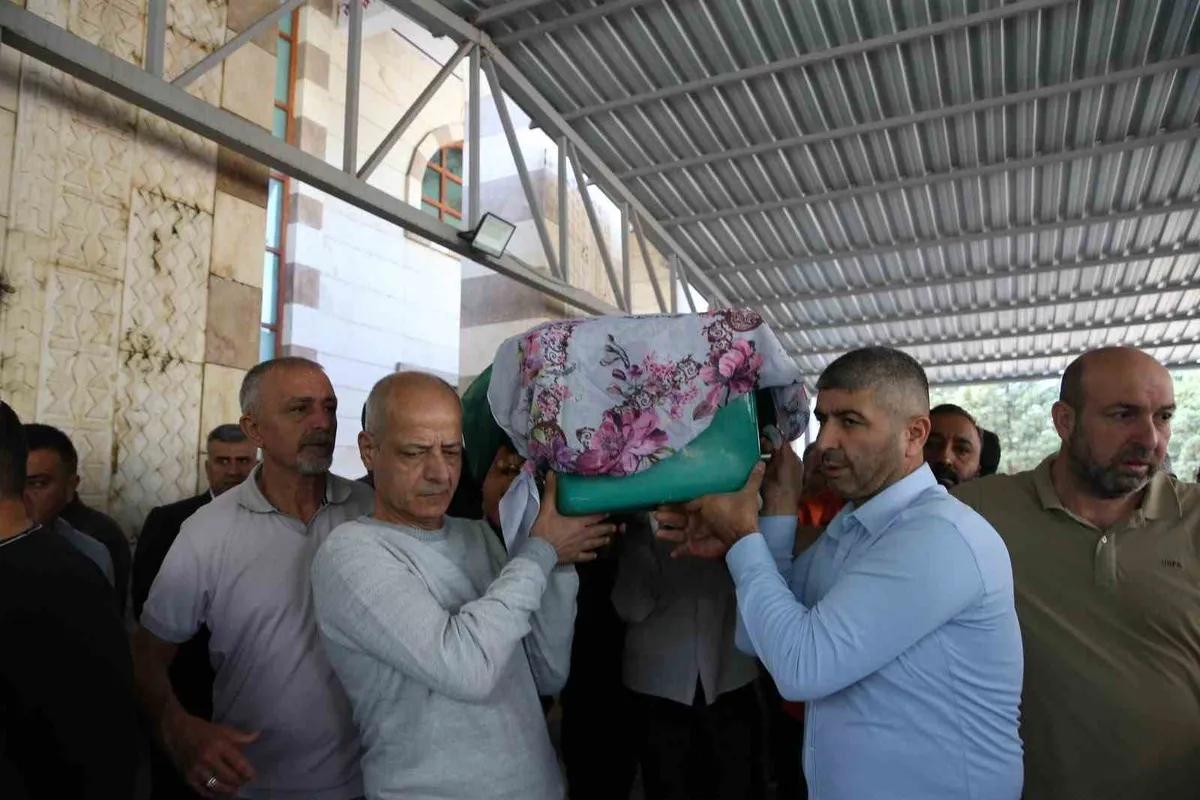 Hatay'ın Dörtyol ilçesinde tren kazasında hayatını kaybeden kadın defnedildi