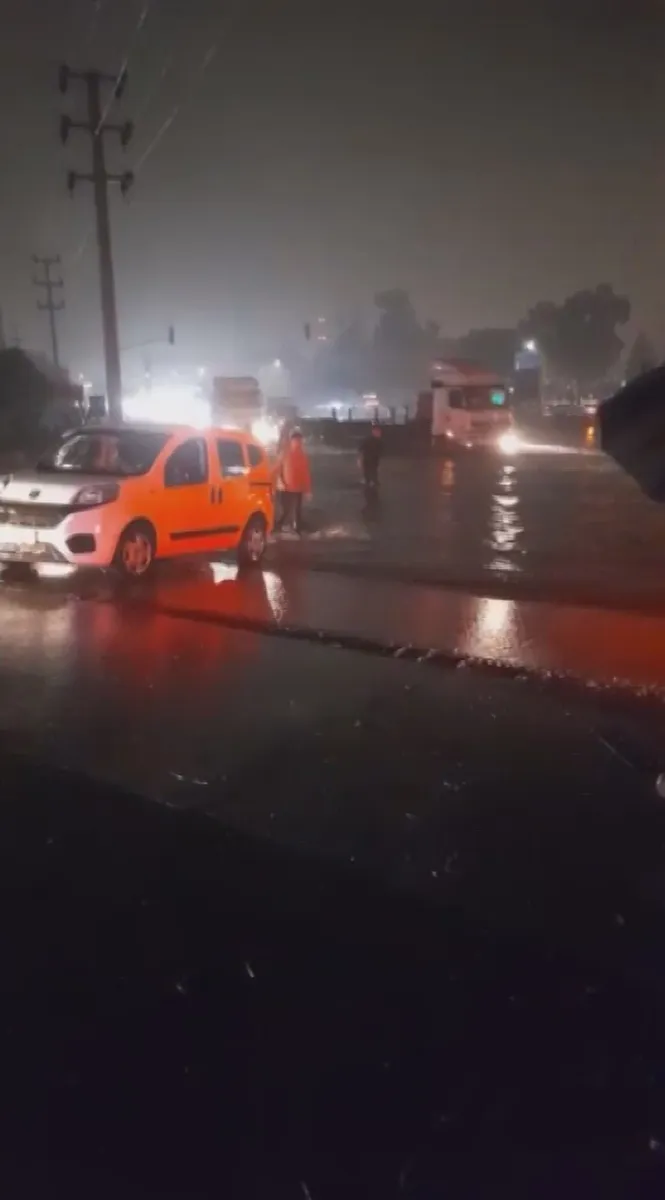 Hatay'ın Dörtyol ve Payas ilçelerinde sağanak yağış hayatı olumsuz etkiledi