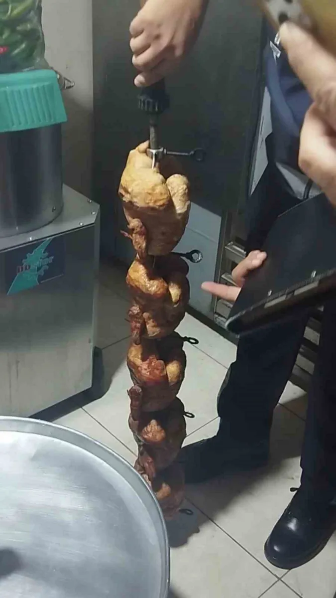 Hatay'ın Kırıkhan ilçesinde bir restoranda bozuk tavuklar ele geçirildi