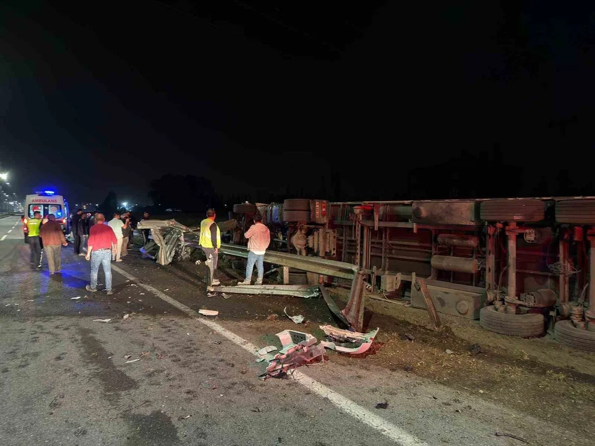 Iğdır'da çimento yüklü tırın devrilmesi sonucu sürücü yaralandı