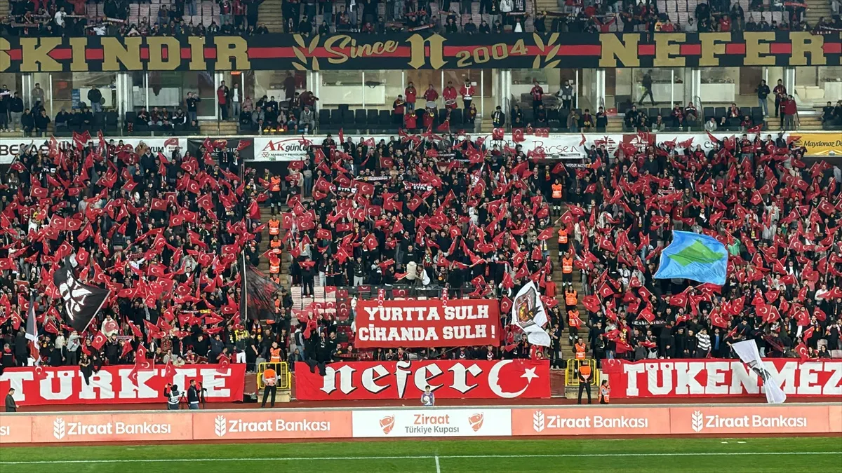 Iğdır'da oynanan kupa maçında Eskişehirspor taraftarından Cumhuriyet coşkusu