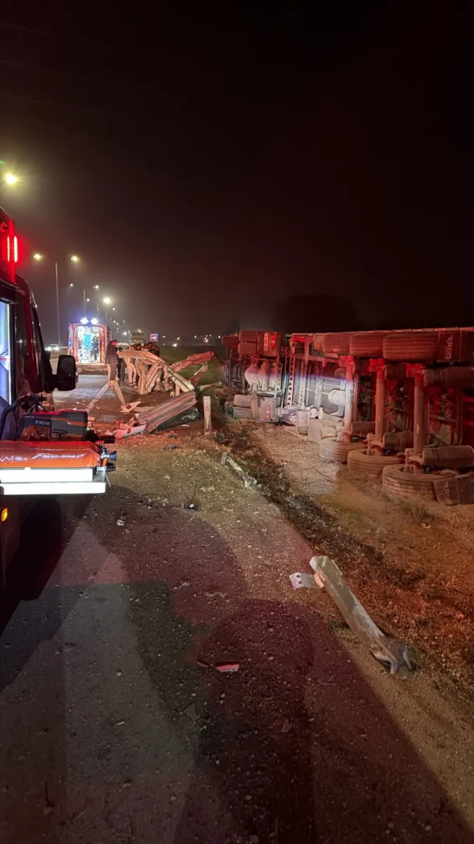 Iğdır'da tır kazası: Devrilen araçta sıkışan sürücü yaralı kurtarıldı
