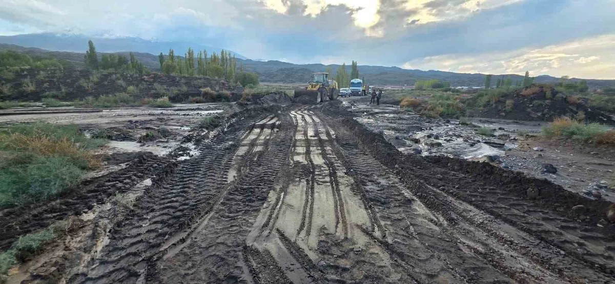 Iğdır'ın Aralık ilçesinde yağış nedeniyle kapanan köy yolları açılıyor