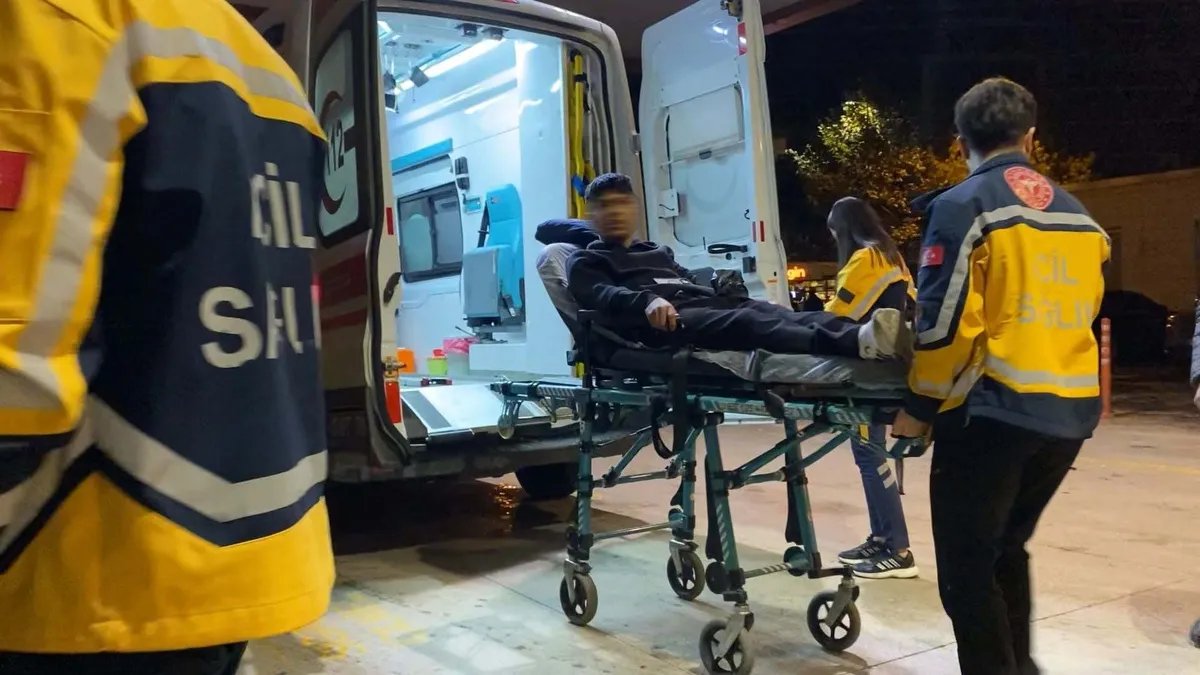 İnegöl'de topunu almaya çalışan genç dikenli tellere saplanarak yaralandı