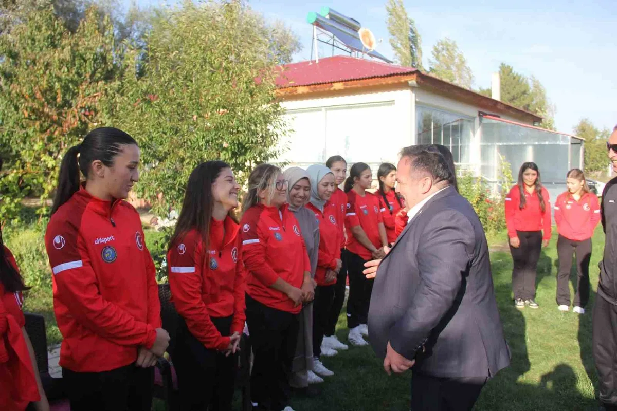 İşitme Engelli Kadın Güreş Milli Takımı Sivas'taki hazırlık kampını noktaladı