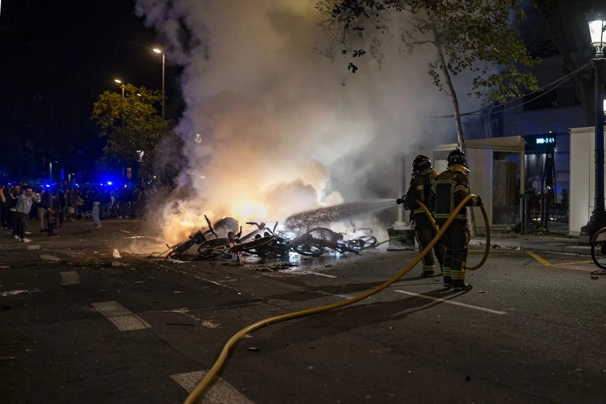 İspanya'nın Barselona kentindeki öğrenci protestolarında şiddet olayları yaşandı