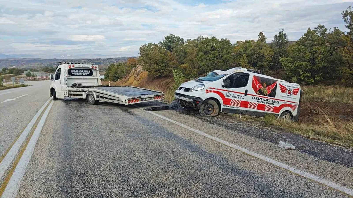 Isparta Yalvaç'ta cenaze nakil aracı şarampole devrildi: 1 yaralı