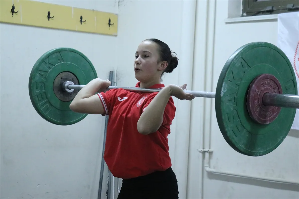 Ispartalı milli halterci Asel Şenel'in gözü olimpiyatlarda altın madalyada