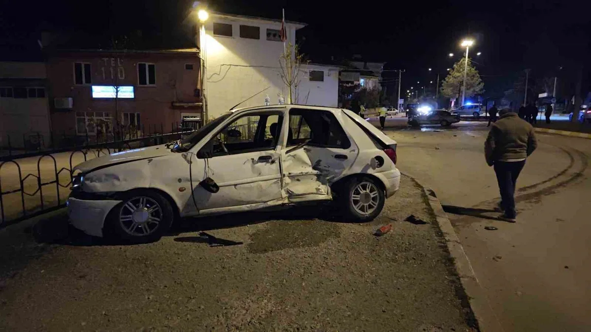 Isparta'nın Yalvaç ilçesinde iki otomobilin karıştığı kazada 3 kişi yaralandı