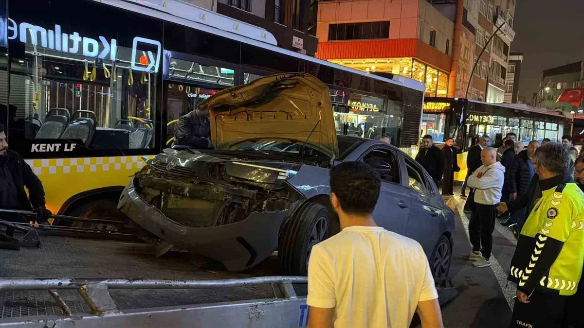 İstanbul Küçükçekmece'de trafik kazası: İki kişi hafif yaralandı