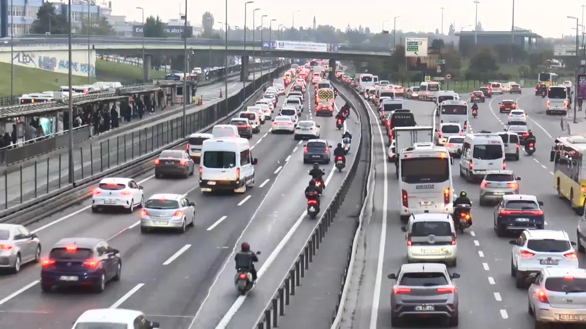 İstanbul trafiğinde haftanın ilk iş günü sabah saatlerinde yoğunluk yaşandı
