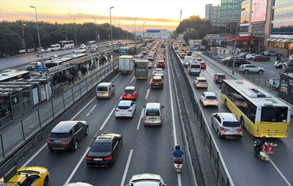 İstanbul'da akşam saatlerinde trafik yoğunluğu yüzde 83 seviyesine çıktı