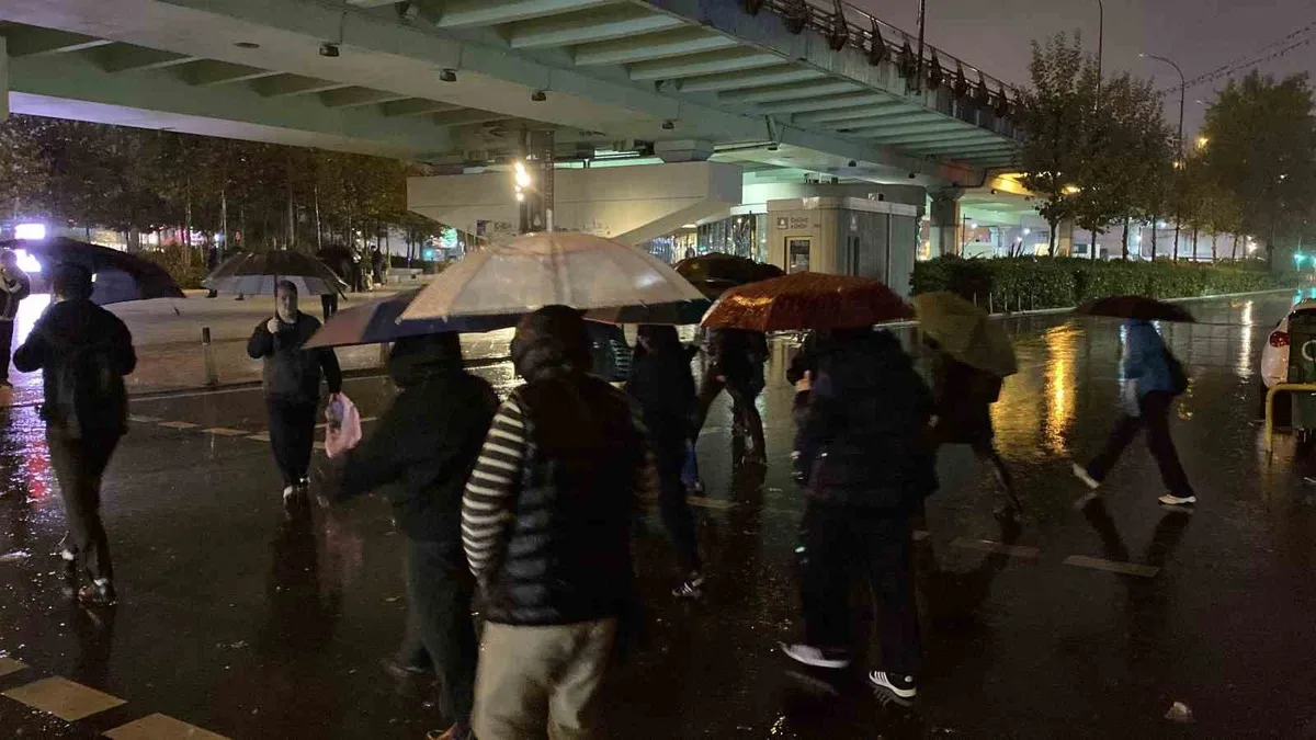 İstanbul'da sabah saatlerinde başlayan sağanak yağış hayatı olumsuz etkiledi