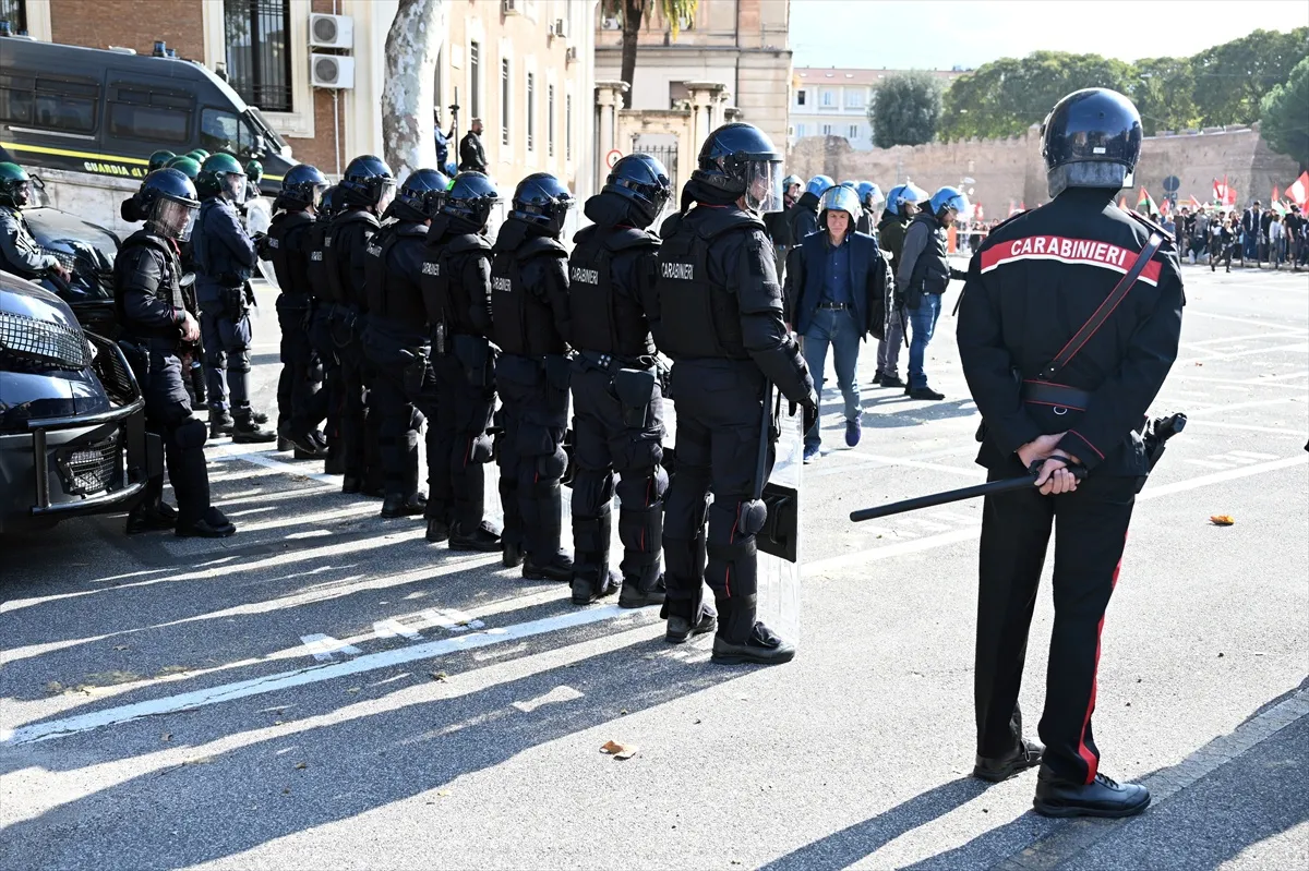 İtalya genelinde 24 saatlik grev: On binlerce kişi sokaklara döküldü