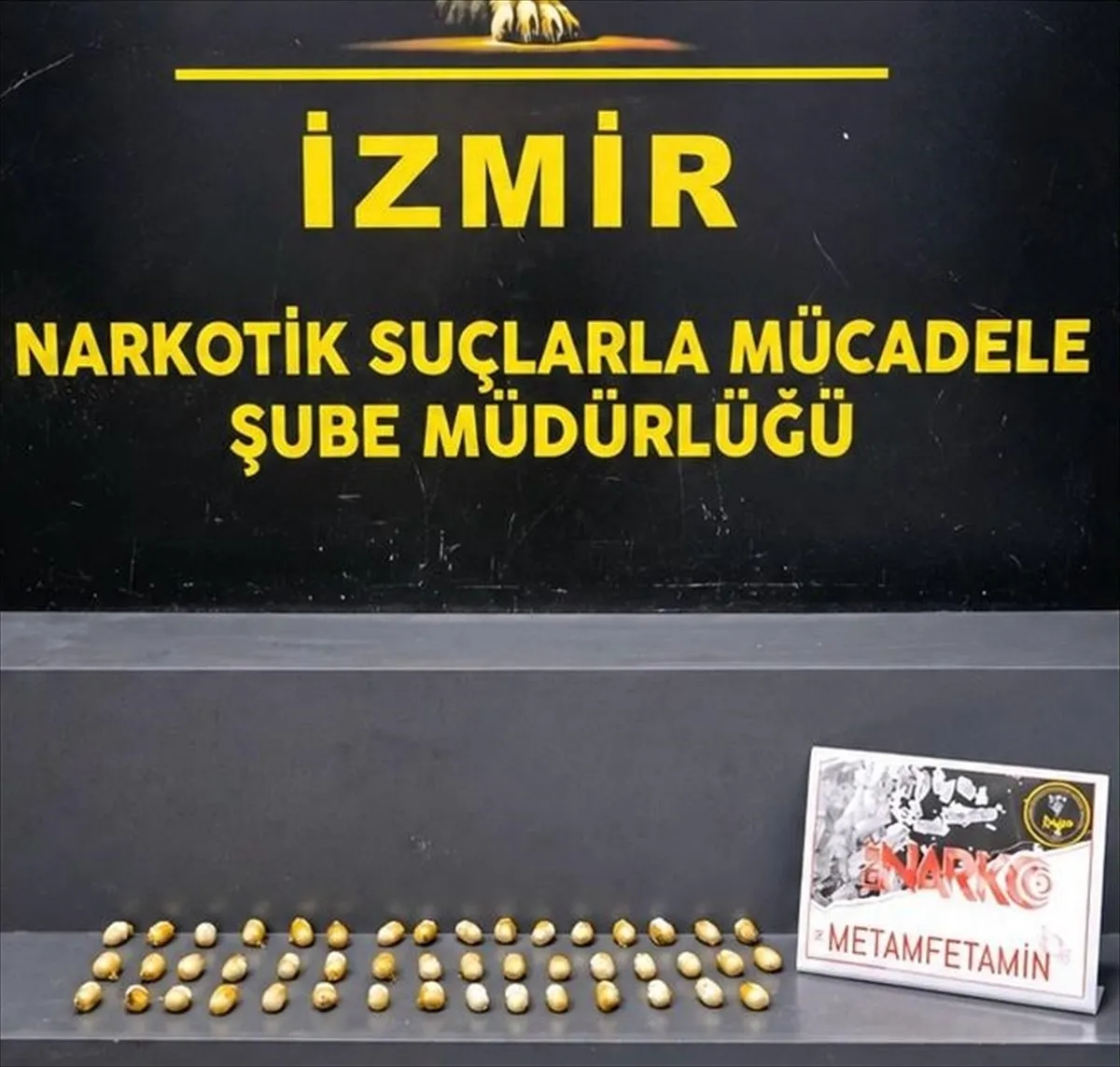 İzmir Adnan Menderes Havalimanı'nda midesinde uyuşturucu taşıyan şüpheli yakalandı